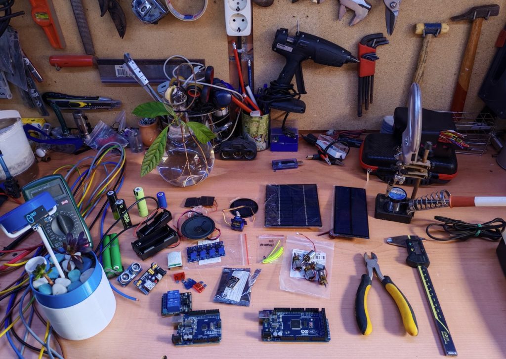 Herramientas y materiales para proyectos DIY de energía solar, electrónica y reciclaje