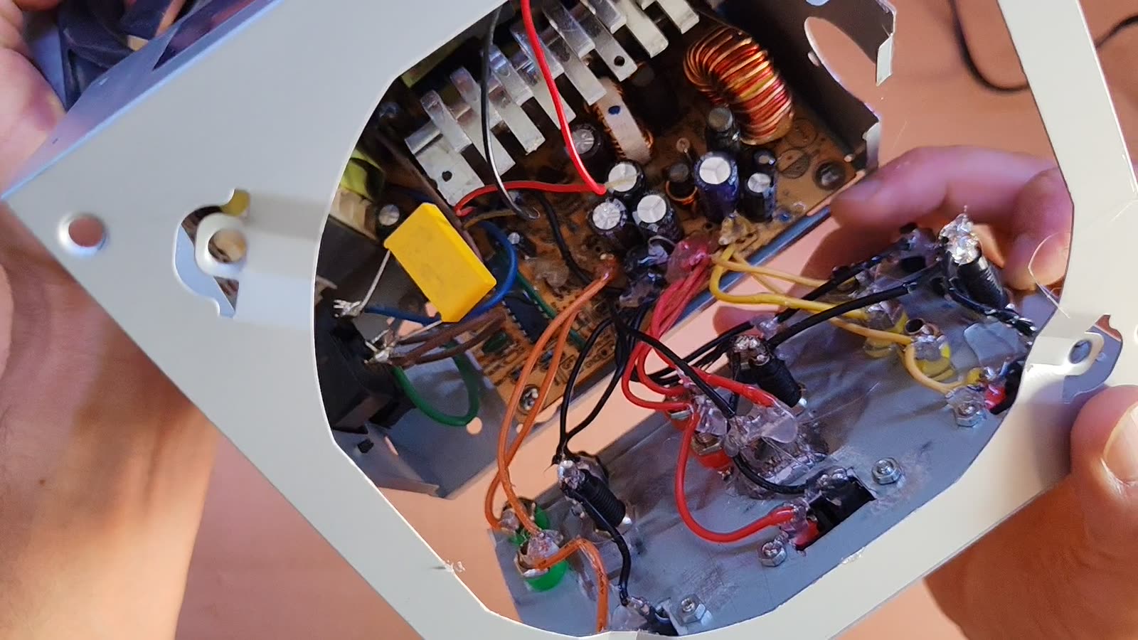 Cableado interior de la fuente ATX conectado al nuevo frontal