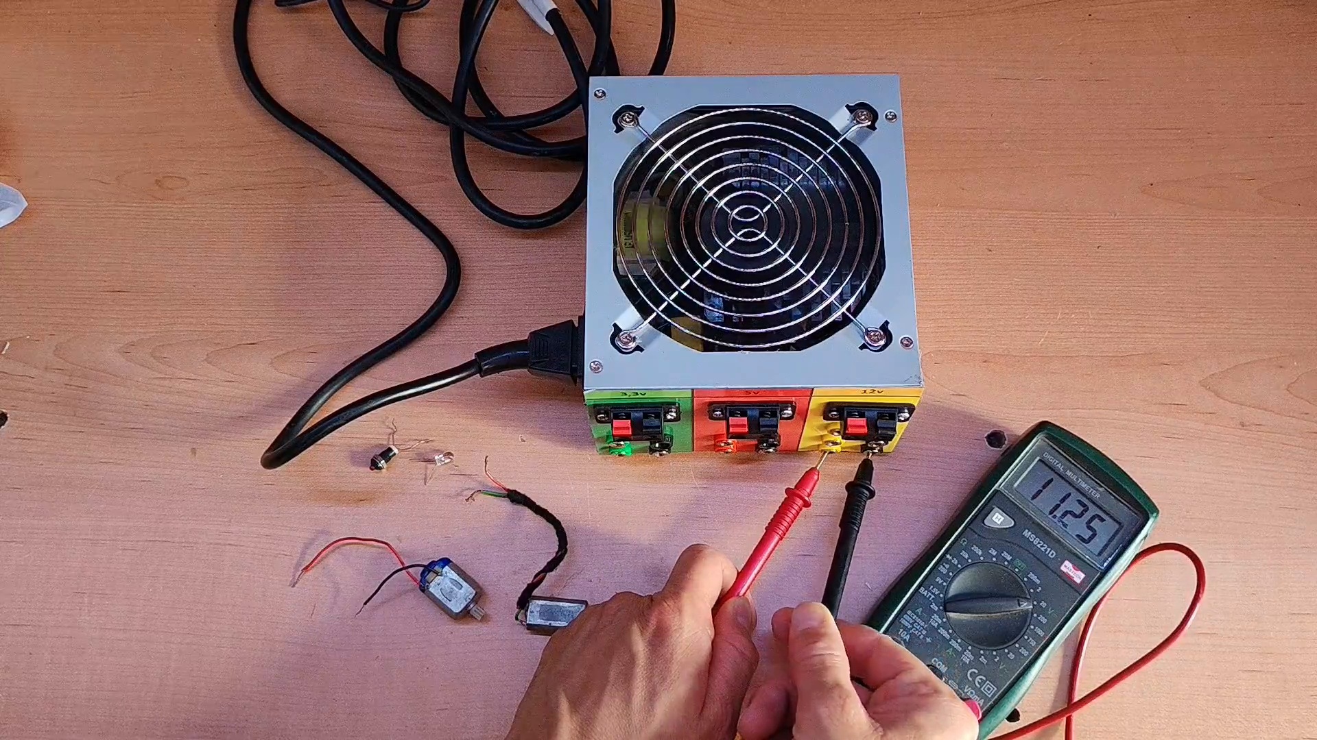 La salida nominal de 12 V marca 11,25 V en el vídeo final